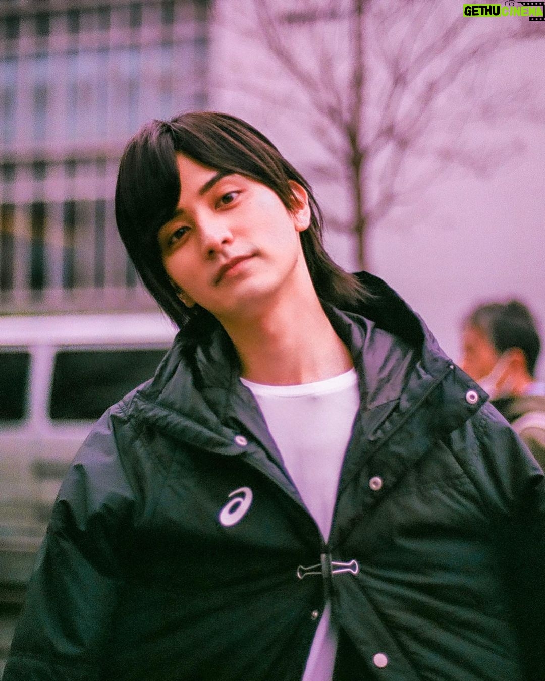 Yûka Eda Instagram - クールドジ男子6月30日からleminoにてスピンオフドラマ(全4話)が配信されます。1、2話を監督担当してます。 なんと最終回が終わっても、またドジたちに会えます。 本編以上にドジ大集合ツッコミ不在のカオス。夏が来る前の最後の癒しを堪能してくだされ〜! そして今日は五十嵐元晴先生の誕生日らしい🐈⬛この世に莫大の癒しをどうもありがとう! さてlemino現場の五十嵐先生をお送りいたします🐈⬛🐾