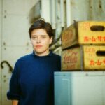 Yûka Eda Instagram - 来週公開の映画『after sun』のシャーロット・ウェルズ監督を撮影しました。 この作品が私は本当に好きだったので、実際に監督とお話ができてとても嬉しかったです。 父と娘のひと夏の時間。限られた2人の時間を追っていたら、いつのまにか自分の幼少期にどんどんと記憶が絡まり、幸せなのに胸が張り裂けそうで、本当に不思議な映画でした。 そしてどうしてそんな感情になったのか、ショットや構成について伺い、なるほどな〜と腹落ちする回答。そちらは記事にて読めますのでぜひ。 @houyhnhnm_official