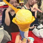 Yûka Eda Instagram - 気づいたら8月折り返してた！やばい！しかし気にせず7月を振り返るッ✊ 1 こういうシズル1番テンションあがるよね🍝 2 地元の友達が遊びに来た。完全にブラッシュアップライフ。自分はあーちんポジです。 3 犬LIFE 4 2ヶ月格闘した案件、脳が溶けそうだったので編集室で一筆入魂しました。読める？ 5 君たちはどう生きるか、を池袋におかわりしにいって、家で夏ごはん🌽 6 怒涛の撮影後に大人4人で高校生みたいなマックの楽しみ方をした夜 7 ハリーポッター スタジオに遊びに行きました。楽しすぎて7時間ぐらい居ました。 8 引きのハグリットはスタントって知ってた？知らなかったよ！ 9 かほちゃんが旅立つので皆でお見送りの会 10 お見送りの会だけど普通に夜中までアイロンビーズやってたんだが。。？ 7月も爆速で過ぎていったけど8月はさらにやばい。なんだ？気づいたらもう終わる？！ 遊び倒したけど働き倒してもいる。 忙しい時こそ、遊ぶことをあきらめない...！心！ そうそう怒涛の撮影が始まるから筋トレを再開しました。 良い秋冬をお届けできるようにやることをやる！熱中症にはお気をつけて！台風はこないでッ！ 8月も健やかに過ごしましょう✊や〜本当に..いつもありがとうございます！