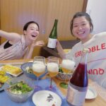 Yûka Eda Instagram - 気づいたら8月折り返してた！やばい！しかし気にせず7月を振り返るッ✊ 1 こういうシズル1番テンションあがるよね🍝 2 地元の友達が遊びに来た。完全にブラッシュアップライフ。自分はあーちんポジです。 3 犬LIFE 4 2ヶ月格闘した案件、脳が溶けそうだったので編集室で一筆入魂しました。読める？ 5 君たちはどう生きるか、を池袋におかわりしにいって、家で夏ごはん🌽 6 怒涛の撮影後に大人4人で高校生みたいなマックの楽しみ方をした夜 7 ハリーポッター スタジオに遊びに行きました。楽しすぎて7時間ぐらい居ました。 8 引きのハグリットはスタントって知ってた？知らなかったよ！ 9 かほちゃんが旅立つので皆でお見送りの会 10 お見送りの会だけど普通に夜中までアイロンビーズやってたんだが。。？ 7月も爆速で過ぎていったけど8月はさらにやばい。なんだ？気づいたらもう終わる？！ 遊び倒したけど働き倒してもいる。 忙しい時こそ、遊ぶことをあきらめない...！心！ そうそう怒涛の撮影が始まるから筋トレを再開しました。 良い秋冬をお届けできるようにやることをやる！熱中症にはお気をつけて！台風はこないでッ！ 8月も健やかに過ごしましょう✊や〜本当に..いつもありがとうございます！