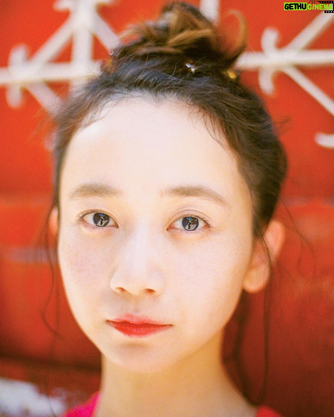 Yûka Eda Instagram - お知らせ 三戸なつめさんのデビュー10周年記念フォトエッセイ『なつめろん』が8月12日に発売します。 撮影を担当してます。 全編台湾ロケ フォトエッセイということで、台湾での撮り下ろし写真もたっぷりですが、三戸さんの心からの言葉もたくさん綴られていて、大切な一冊になりそうです。 食べて笑って歩いての目まぐるしい三戸さんとの台湾時間をひたすら楽しい気持ちで追いかけました。放っておいても大人になってしまうし、どこからともなく年相応なんて言葉が降ってきますが、そんなの無視して、ふざけてはしゃいで走り抜けてほしいなと、撮りながら、ふと思いました。三戸さんの人生の大切な瞬間が少しでも多く写っていたら嬉しいです。 本日から予約スタートです。 是非とも。