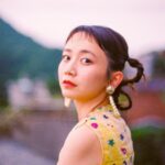 Yûka Eda Instagram - お知らせ 三戸なつめさんのデビュー10周年記念フォトエッセイ『なつめろん』が8月12日に発売します。 撮影を担当してます。 全編台湾ロケ フォトエッセイということで、台湾での撮り下ろし写真もたっぷりですが、三戸さんの心からの言葉もたくさん綴られていて、大切な一冊になりそうです。 食べて笑って歩いての目まぐるしい三戸さんとの台湾時間をひたすら楽しい気持ちで追いかけました。放っておいても大人になってしまうし、どこからともなく年相応なんて言葉が降ってきますが、そんなの無視して、ふざけてはしゃいで走り抜けてほしいなと、撮りながら、ふと思いました。三戸さんの人生の大切な瞬間が少しでも多く写っていたら嬉しいです。 本日から予約スタートです。 是非とも。