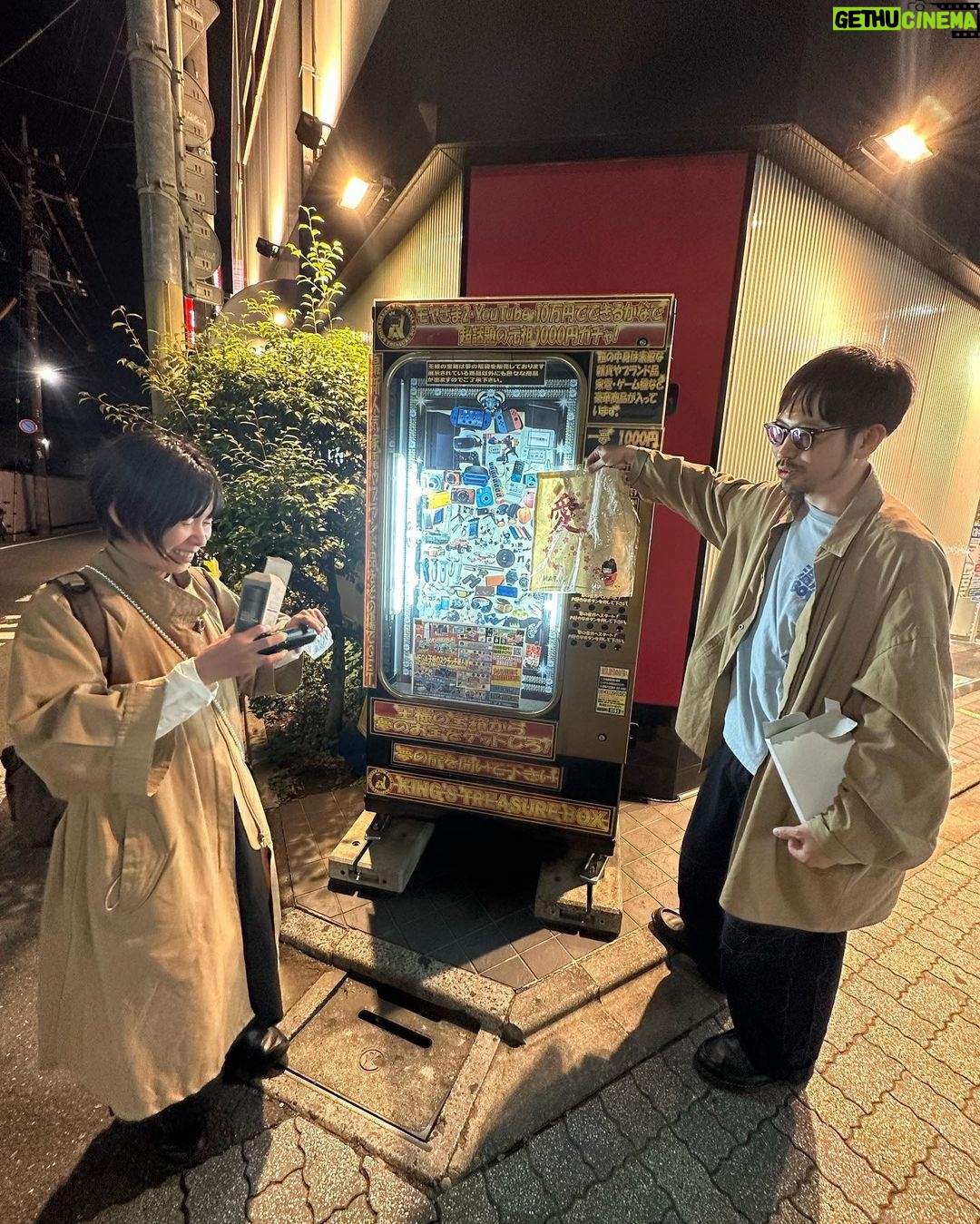 Yûka Eda Instagram - 5月振り返り🌿 1 消えもの。かわいいね。ブロッコリーがエブエブ 2 高校時代の友達と犬たち。今回もこのお犬たちは一切交流しませんでした。そろそろ仲良くしてほしいのよ〜 3 友達と那須の牧場に行ってジンギスカン食べたの。サファリパークにも行ったんだよ🐎 4 私の人生には牛を黙って眺める時間が絶対に必要...🐄 5 酔すぎて1000円自販機やりました。本気でいらないものでた。逆にどうなってるの..? 6 お寿司太郎(前ちゃん)に握ってもらってみんなでおうち寿司。幸せだったァ 7そんで最高すぎて寿司Tを作った。現場で着るよん。 “寿司のことだけ考えて生きていこうな” 8 さくらももこ展。ちょっとだけ泣いた。先生は偉大だなあ。 9 今月観て良かったやつ。TAR、EO、REDROCKET。 10 わんこが世界で一番すきな動物。ほんとうにかわいい。わんこって素晴らしい。元気でいてね。 秒で過ぎ去った〜 やあ働いてたけど、同じくらい遊んだかも。載せきれなかった。自分の人生に好きな人しかいない。自慢。いつも皆さんほんとうにありがとう。 昨日でドラマの仕上げも全て終わってしまってさみしいけど、新しい出会いもあって、これから色々たのしくなるといいな。 6月も自分の機嫌は自分でとっていくスタイル🫶生きてこう🫶