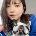 Yûka Eda Instagram - ５月振り返り🌿 1 消えもの。かわいいね。ブロッコリーがエブエブ 2 高校時代の友達と犬たち。今回もこのお犬たちは一切交流しませんでした。そろそろ仲良くしてほしいのよ〜 3 友達と那須の牧場に行ってジンギスカン食べたの。サファリパークにも行ったんだよ🐎 4 私の人生には牛を黙って眺める時間が絶対に必要...🐄 5 酔すぎて1000円自販機やりました。本気でいらないものでた。逆にどうなってるの..？ 6 お寿司太郎(前ちゃん)に握ってもらってみんなでおうち寿司。幸せだったァ 7そんで最高すぎて寿司Tを作った。現場で着るよん。 “寿司のことだけ考えて生きていこうな” 8 さくらももこ展。ちょっとだけ泣いた。先生は偉大だなあ。 9 今月観て良かったやつ。TAR、EO、REDROCKET。 10 わんこが世界で一番すきな動物。ほんとうにかわいい。わんこって素晴らしい。元気でいてね。 秒で過ぎ去った〜 やあ働いてたけど、同じくらい遊んだかも。載せきれなかった。自分の人生に好きな人しかいない。自慢。いつも皆さんほんとうにありがとう。 昨日でドラマの仕上げも全て終わってしまってさみしいけど、新しい出会いもあって、これから色々たのしくなるといいな。 ６月も自分の機嫌は自分でとっていくスタイル🫶生きてこう🫶