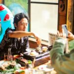 Yûka Eda Instagram - ワンルームエンジェル　最終回ご視聴いただきありがとうございました。 作品と向き合うなかで、届いたらいいなと願っていたこと、でもたとえ届かなくとも最後までやるぞと決めていたことがたくさんありました。 でも、そうした覚悟が杞憂で、こんなにもしっかりと届くのかと、自分自身が信じてやってきたことが大切にしていただけた気がして、皆さんからの愛をたくさんいただいた2ヶ月、間違いなく幸せでした。 終わってしまってさみしい気持ちもありますが、心に残ったやさしい気持ち、これはずっとそばに在るものだと思うので☺️そのあたたかさを共有できたこと、感謝です。 てことで、現場の思い出を振り返って終わろうと思います✊ 1 最終話のあるシーン。お刺身の言い方関西弁だったな、気づかなくてごめんね... 2 クランクイン弁当。デザインまでかわいい。よく見ると幸紀と天使の会話。かわいい。 3 俺たちの特殊造形タイガさん。通称タイガーウィング。羽担当。この羽と写真撮影は1枚1000円です(ぼりすぎ) 4 制作の女の子たちがグミを大量に入れたバッグをプレゼントしてくれた。しかし気づいたら私のグミは全員の食べ放題になってた。みんなが幸せならそれでいいです。winwin 5 ミニオンズ？羽部隊。このようにカートでいつも羽は登場していたんだ。 6 プロデューサーお手製のかき氷屋。こういう心意気がね愛だよね。本当に嬉しかった。でもかき氷の日に限って涼しかったね。 7 本当に疲労困憊すぎて左右違う靴を履いて来てしまいました。撮影とは過酷なもの....なの。 8 風強すぎて全員で防風ネットを(意味があったのかわからない) 9 いつも心に幸紀を👼 10 編集中の隙間時間にみんなで作った幸紀Tシャツ。ロゴ雰囲気はMARNIのTシャツを参考にしています。参考にね.. フォルダ見返すとみんなが疲労困憊で死んでいる、倒れている、踊っている写真しかなかった。それをシャッターチャンスと思っている節があり、人が限界を迎えている姿は魅力的。イエス。 かく言う私も数日は40度の熱が下がらず、監督だけは替が効かないという言葉を噛み締めながら解熱剤を流し込む最中、うっかり三途の川見えましたが、振りかえればいい思い出です。(筋トレしな...) うーんまとまらない。けど幸せだったことは伝わるかな。 全てに感謝🪽出逢えてよかった👼愛 またどこかで✊