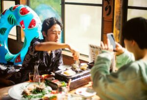 Yûka Eda Instagram - ワンルームエンジェル　最終回ご視聴いただきありがとうございました。

作品と向き合うなかで、届いたらいいなと願っていたこと、でもたとえ届かなくとも最後までやるぞと決めていたことがたくさんありました。
でも、そうした覚悟が杞憂で、こんなにもしっかりと届くのかと、自分自身が信じてやってきたことが大切にしていただけた気がして、皆さんからの愛をたくさんいただいた2ヶ月、間違いなく幸せでした。

終わってしまってさみしい気持ちもありますが、心に残ったやさしい気持ち、これはずっとそばに在るものだと思うので☺️そのあたたかさを共有できたこと、感謝です。

てことで、現場の思い出を振り返って終わろうと思います✊

1 最終話のあるシーン。お刺身の言い方関西弁だったな、気づかなくてごめんね...

2 クランクイン弁当。デザインまでかわいい。よく見ると幸紀と天使の会話。かわいい。

3 俺たちの特殊造形タイガさん。通称タイガーウィング。羽担当。この羽と写真撮影は1枚1000円です(ぼりすぎ)

4 制作の女の子たちがグミを大量に入れたバッグをプレゼントしてくれた。しかし気づいたら私のグミは全員の食べ放題になってた。みんなが幸せならそれでいいです。winwin

5 ミニオンズ？羽部隊。このようにカートでいつも羽は登場していたんだ。

6 プロデューサーお手製のかき氷屋。こういう心意気がね愛だよね。本当に嬉しかった。でもかき氷の日に限って涼しかったね。

7 本当に疲労困憊すぎて左右違う靴を履いて来てしまいました。撮影とは過酷なもの....なの。

8 風強すぎて全員で防風ネットを(意味があったのかわからない)

9 いつも心に幸紀を👼

10 編集中の隙間時間にみんなで作った幸紀Tシャツ。ロゴ雰囲気はMARNIのTシャツを参考にしています。参考にね..

フォルダ見返すとみんなが疲労困憊で死んでいる、倒れている、踊っている写真しかなかった。それをシャッターチャンスと思っている節があり、人が限界を迎えている姿は魅力的。イエス。

かく言う私も数日は40度の熱が下がらず、監督だけは替が効かないという言葉を噛み締めながら解熱剤を流し込む最中、うっかり三途の川見えましたが、振りかえればいい思い出です。(筋トレしな...)

うーんまとまらない。けど幸せだったことは伝わるかな。
全てに感謝🪽出逢えてよかった👼愛
またどこかで✊