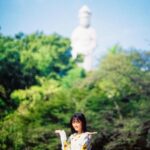 Yûka Eda Instagram - もう11月じゃん 8月の振り返りを構わず載せよう 1 ドラマ「こむぎの満腹記」の原ちゃん。激暑だったね。 2 撮影後にみんなで牧場寄ってアイス食べたんだ 3 うちのぼうやとかき氷。一緒に食べた。 4 写真集が無事発売ってことで三戸ちゃんとみんなでお祝い。行きたかった火鍋屋にいけて満足。 5 夜中までワンルームエンジェルの本打ち。マックを食べてますってわざわざ報告してくるプロデューサー。わけがわからない。スクショした。 6 だいすきるみ姉。Tシャツは俺たちの前ちゃん寿司T 7 まだ1カットも撮ってないのに転んだ撮影初日。情けなくてしばらく立ち上がれなかったんだ。 8 マジで暑いの苦手だから夏の現場は日陰命 9 夜中に小麦を撒き散らすスーパースロー撮影。寝てなさすぎてもう記憶がないよ 10 働すぎて頭がバカになってきたから「まじHELL」Tシャツを着てみた 8月の記憶がもうほぼ暑い撮影撮影撮影！でも坊や🐶とかき氷2回も食べたし、今年の夏はそれだけで満足だった。 働くのも大好きだけどギリギリまで遊んでたい人間なので、今後もそのマインドで🤙 いい作品つくるには人生死ぬ気で遊ばないとだからさ🤙 最高を知らなきゃ最高はうみ出せない🤙 今冬もよろしくお願いします💘
