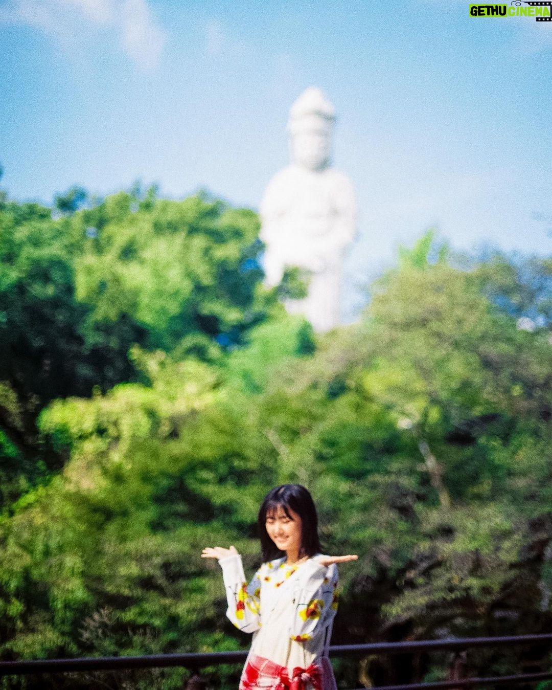 Yûka Eda - 1.2K Likes - もう11月じゃん
8月の振り返りを構わず載せよう
1 ドラマ「こむぎの満腹記」の原ちゃん。激暑だったね。
2 撮影後にみんなで牧場寄ってアイス食べたんだ
3 うちのぼうやとかき氷。一緒に食べた。
4 写真集が無事発売ってことで三戸ちゃんとみんなでお祝い。行きたかった火鍋屋にいけて満足。
5 夜中までワンルームエンジェルの本打ち。マックを食べてますってわざわざ報告してくるプロデューサー。わけがわからない。スクショした。
6 だいすきるみ姉。Tシャツは俺たちの前ちゃん寿司T
7 まだ1カットも撮ってないのに転んだ撮影初日。情けなくてしばらく立ち上がれなかったんだ。
8 マジで暑いの苦手だから夏の現場は日陰命
9 夜中に小麦を撒き散らすスーパースロー撮影。寝てなさすぎてもう記憶がないよ
10 働すぎて頭がバカになってきたから「まじHELL」Tシャツを着てみた
8月の記憶がもうほぼ暑い撮影撮影撮影!でも坊や🐶とかき氷2回も食べたし、今年の夏はそれだけで満足だった。
働くのも大好きだけどギリギリまで遊んでたい人間なので、今後もそのマインドで🤙
いい作品つくるには人生死ぬ気で遊ばないとだからさ🤙
最高を知らなきゃ最高はうみ出せない🤙
今冬もよろしくお願いします💘