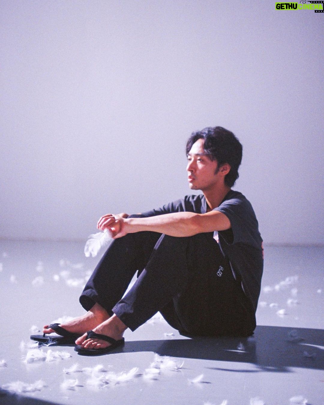 Yûka Eda Instagram - ワンルームエンジェル4話「なみだ」 ご視聴いただきありがとうございました。 4話、個人的にこのドラマの本質がやさしく映っていて推し回です。 他者を知る前に、誰しもが触れたことのある心のイマジナリーフレンド。大人になるにつれ、いつのまにか消えてしまう存在なのかもしれないですが、自分は随分と長いこと一緒にいた気がします。 さみしさもやさしさも弱さも、イマジナリーフレンドがすべて寄り添っていてくれていたから、今の自分がいるとおもえます。 そういう自分だからこそ、この4話と幸紀に向き合うことができた気がします。 しんみりしかけたけど、相変わらずちゃんと人生は軽やかに豊かであるべきだというメッセージは変わりません。 是非とも見逃し配信もよろしくお願いします。Huluは全話配信しています。 いよいよ5話だ〜〜ッごめん、5話は!苦しい!でも!どうか!よろしくです!