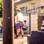 Yûka Eda Instagram - ドラマ『ワンルームエンジェル』今夜3話放送です。 2人を取り巻く、どうしようない人間たちがドドっと登場する濃い回です。 もう折り返し、はやいですね。 仕上げていく過程で、これは本当に同じドラマ？というほどに変容していく作品で、こりゃあいきものだなあと。 「幸せになるために生きていく」「自分を赦す」ことの難しさを何度も考えさせられる時間でした。簡単そうなのに全然できない、これって自分だけなのかな？けど幸せになりたい、をぐるぐると。いやあ、これはほんとうにうまくできない作業で。 逆に言うと、自分を罰し続け赦さないことのほうが、実は簡単で、けれどそれは長く続けると心を蝕むような孤独しか待っていないわけで。 じゃあどうしたらいいのだろう、と。 そういったものの答えを、この作品に教えてもらった気がします。 Sanoさんのエンディングの歌詞にもある「愛されたくて生きてしまった」という言葉、本当にシンプルに、それでいいんだと思います。 そんな感じでだいぶ苦しんだ作品でしたが、ただ、すべての仕上げを終えた今、本当に良い作品になったなと思えます。 さてなんだか長くなりましたが、是非とも。 (遅い時間でございますが)今夜もよろしくお願い致します。