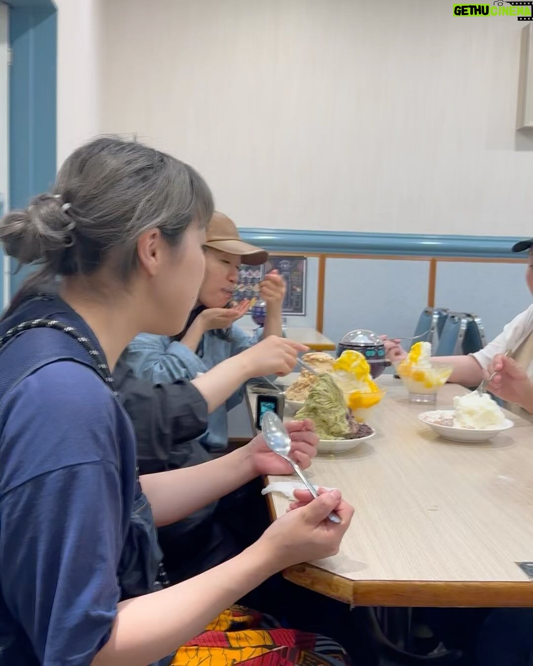 Yûka Eda - 1.1K Likes - 2023年もおわりですか。
一生の財産と呼べる仲間にも出会えて、本当に数えきれないくらいありがとうを言ったかな。やあみんな本当に私と時間を過ごしてくれてありがとう。大切だー
来年はいよいよ本命な気持ち〜夢でも憧れでもなく実現するだけ🤙全力で見たことない世界つくって、みんなでそれ見て、やあー幸せ!って心震えて生きる一年にしよ🐉そのためだったら何だってする🐉
あとあれ、腰痛治すためにちゃんと筋トレするわ...継続は力なり。。。な。。