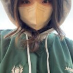 Yûka Eda Instagram – 今年も残すところ1週間を切りましたがいかがお過ごしでしょうか。

こちらは気にせず11月、振り返ります。

1 久々に渋谷3：00集合の文字を見た早朝撮影。この海を撮るためだッ！

2 技術部は体が資本。そう、ストレッチ大事(爆走カット前)

3 オールアップラスト弁当！木更津名物バー弁。たぬきかわいい。

4 これはこたつの擬犬化

5 今年はマジでグミたくさん食べた。もうしばらくグミはいい。(いっぱいくれてありがとう)

6 編集で寿司をとるの巻(このあとピザきます)

7 制作部の子から、実家から届いたラフランスをもらったのでパイにしてみました。やっと料理をする余裕が出てきた11月🤲

8 現場が続くとスウェットとパーカーばかりになってしまうよね。楽なんだけどさ〜ああ

9 ファミレスフレンド〜居酒屋行っても烏龍茶頼みます〜

10 ずっとこっち見てたペコ。

びっくりするほど写真撮ってなくて、地味に地味にずっと働いてたんだな、の記憶。

今年はとりあえず黙って働けをテーマに走っているが、とくに11月はキツかった気がする。メンタルも体力もちょい追い込まれ感あり。
やっぱり適度に遊ばないとダメだな🤲と思ったの。
バランス🤲でもがんばったよ、えらい

仕事納めまであと少しだ〜
納めたらいっぱいあそびたい。ディズニー、海、馬を見に行く、など(？)
色々誘ってください🤲夜中でも電話していいよ🤲わたしも誘うからさあ！
