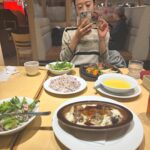 Yûka Eda Instagram – 今年も残すところ1週間を切りましたがいかがお過ごしでしょうか。

こちらは気にせず11月、振り返ります。

1 久々に渋谷3：00集合の文字を見た早朝撮影。この海を撮るためだッ！

2 技術部は体が資本。そう、ストレッチ大事(爆走カット前)

3 オールアップラスト弁当！木更津名物バー弁。たぬきかわいい。

4 これはこたつの擬犬化

5 今年はマジでグミたくさん食べた。もうしばらくグミはいい。(いっぱいくれてありがとう)

6 編集で寿司をとるの巻(このあとピザきます)

7 制作部の子から、実家から届いたラフランスをもらったのでパイにしてみました。やっと料理をする余裕が出てきた11月🤲

8 現場が続くとスウェットとパーカーばかりになってしまうよね。楽なんだけどさ〜ああ

9 ファミレスフレンド〜居酒屋行っても烏龍茶頼みます〜

10 ずっとこっち見てたペコ。

びっくりするほど写真撮ってなくて、地味に地味にずっと働いてたんだな、の記憶。

今年はとりあえず黙って働けをテーマに走っているが、とくに11月はキツかった気がする。メンタルも体力もちょい追い込まれ感あり。
やっぱり適度に遊ばないとダメだな🤲と思ったの。
バランス🤲でもがんばったよ、えらい

仕事納めまであと少しだ〜
納めたらいっぱいあそびたい。ディズニー、海、馬を見に行く、など(？)
色々誘ってください🤲夜中でも電話していいよ🤲わたしも誘うからさあ！