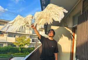Yûka Eda Instagram - ワンルームエンジェル　最終回ご視聴いただきありがとうございました。

作品と向き合うなかで、届いたらいいなと願っていたこと、でもたとえ届かなくとも最後までやるぞと決めていたことがたくさんありました。
でも、そうした覚悟が杞憂で、こんなにもしっかりと届くのかと、自分自身が信じてやってきたことが大切にしていただけた気がして、皆さんからの愛をたくさんいただいた2ヶ月、間違いなく幸せでした。

終わってしまってさみしい気持ちもありますが、心に残ったやさしい気持ち、これはずっとそばに在るものだと思うので☺️そのあたたかさを共有できたこと、感謝です。

てことで、現場の思い出を振り返って終わろうと思います✊

1 最終話のあるシーン。お刺身の言い方関西弁だったな、気づかなくてごめんね...

2 クランクイン弁当。デザインまでかわいい。よく見ると幸紀と天使の会話。かわいい。

3 俺たちの特殊造形タイガさん。通称タイガーウィング。羽担当。この羽と写真撮影は1枚1000円です(ぼりすぎ)

4 制作の女の子たちがグミを大量に入れたバッグをプレゼントしてくれた。しかし気づいたら私のグミは全員の食べ放題になってた。みんなが幸せならそれでいいです。winwin

5 ミニオンズ？羽部隊。このようにカートでいつも羽は登場していたんだ。

6 プロデューサーお手製のかき氷屋。こういう心意気がね愛だよね。本当に嬉しかった。でもかき氷の日に限って涼しかったね。

7 本当に疲労困憊すぎて左右違う靴を履いて来てしまいました。撮影とは過酷なもの....なの。

8 風強すぎて全員で防風ネットを(意味があったのかわからない)

9 いつも心に幸紀を👼

10 編集中の隙間時間にみんなで作った幸紀Tシャツ。ロゴ雰囲気はMARNIのTシャツを参考にしています。参考にね..

フォルダ見返すとみんなが疲労困憊で死んでいる、倒れている、踊っている写真しかなかった。それをシャッターチャンスと思っている節があり、人が限界を迎えている姿は魅力的。イエス。

かく言う私も数日は40度の熱が下がらず、監督だけは替が効かないという言葉を噛み締めながら解熱剤を流し込む最中、うっかり三途の川見えましたが、振りかえればいい思い出です。(筋トレしな...)

うーんまとまらない。けど幸せだったことは伝わるかな。
全てに感謝🪽出逢えてよかった👼愛
またどこかで✊