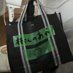 Yûka Eda Instagram - ワンルームエンジェル　最終回ご視聴いただきありがとうございました。 作品と向き合うなかで、届いたらいいなと願っていたこと、でもたとえ届かなくとも最後までやるぞと決めていたことがたくさんありました。 でも、そうした覚悟が杞憂で、こんなにもしっかりと届くのかと、自分自身が信じてやってきたことが大切にしていただけた気がして、皆さんからの愛をたくさんいただいた2ヶ月、間違いなく幸せでした。 終わってしまってさみしい気持ちもありますが、心に残ったやさしい気持ち、これはずっとそばに在るものだと思うので☺️そのあたたかさを共有できたこと、感謝です。 てことで、現場の思い出を振り返って終わろうと思います✊ 1 最終話のあるシーン。お刺身の言い方関西弁だったな、気づかなくてごめんね... 2 クランクイン弁当。デザインまでかわいい。よく見ると幸紀と天使の会話。かわいい。 3 俺たちの特殊造形タイガさん。通称タイガーウィング。羽担当。この羽と写真撮影は1枚1000円です(ぼりすぎ) 4 制作の女の子たちがグミを大量に入れたバッグをプレゼントしてくれた。しかし気づいたら私のグミは全員の食べ放題になってた。みんなが幸せならそれでいいです。winwin 5 ミニオンズ？羽部隊。このようにカートでいつも羽は登場していたんだ。 6 プロデューサーお手製のかき氷屋。こういう心意気がね愛だよね。本当に嬉しかった。でもかき氷の日に限って涼しかったね。 7 本当に疲労困憊すぎて左右違う靴を履いて来てしまいました。撮影とは過酷なもの....なの。 8 風強すぎて全員で防風ネットを(意味があったのかわからない) 9 いつも心に幸紀を👼 10 編集中の隙間時間にみんなで作った幸紀Tシャツ。ロゴ雰囲気はMARNIのTシャツを参考にしています。参考にね.. フォルダ見返すとみんなが疲労困憊で死んでいる、倒れている、踊っている写真しかなかった。それをシャッターチャンスと思っている節があり、人が限界を迎えている姿は魅力的。イエス。 かく言う私も数日は40度の熱が下がらず、監督だけは替が効かないという言葉を噛み締めながら解熱剤を流し込む最中、うっかり三途の川見えましたが、振りかえればいい思い出です。(筋トレしな...) うーんまとまらない。けど幸せだったことは伝わるかな。 全てに感謝🪽出逢えてよかった👼愛 またどこかで✊