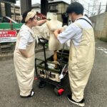 Yûka Eda Instagram - ワンルームエンジェル　最終回ご視聴いただきありがとうございました。 作品と向き合うなかで、届いたらいいなと願っていたこと、でもたとえ届かなくとも最後までやるぞと決めていたことがたくさんありました。 でも、そうした覚悟が杞憂で、こんなにもしっかりと届くのかと、自分自身が信じてやってきたことが大切にしていただけた気がして、皆さんからの愛をたくさんいただいた2ヶ月、間違いなく幸せでした。 終わってしまってさみしい気持ちもありますが、心に残ったやさしい気持ち、これはずっとそばに在るものだと思うので☺️そのあたたかさを共有できたこと、感謝です。 てことで、現場の思い出を振り返って終わろうと思います✊ 1 最終話のあるシーン。お刺身の言い方関西弁だったな、気づかなくてごめんね... 2 クランクイン弁当。デザインまでかわいい。よく見ると幸紀と天使の会話。かわいい。 3 俺たちの特殊造形タイガさん。通称タイガーウィング。羽担当。この羽と写真撮影は1枚1000円です(ぼりすぎ) 4 制作の女の子たちがグミを大量に入れたバッグをプレゼントしてくれた。しかし気づいたら私のグミは全員の食べ放題になってた。みんなが幸せならそれでいいです。winwin 5 ミニオンズ？羽部隊。このようにカートでいつも羽は登場していたんだ。 6 プロデューサーお手製のかき氷屋。こういう心意気がね愛だよね。本当に嬉しかった。でもかき氷の日に限って涼しかったね。 7 本当に疲労困憊すぎて左右違う靴を履いて来てしまいました。撮影とは過酷なもの....なの。 8 風強すぎて全員で防風ネットを(意味があったのかわからない) 9 いつも心に幸紀を👼 10 編集中の隙間時間にみんなで作った幸紀Tシャツ。ロゴ雰囲気はMARNIのTシャツを参考にしています。参考にね.. フォルダ見返すとみんなが疲労困憊で死んでいる、倒れている、踊っている写真しかなかった。それをシャッターチャンスと思っている節があり、人が限界を迎えている姿は魅力的。イエス。 かく言う私も数日は40度の熱が下がらず、監督だけは替が効かないという言葉を噛み締めながら解熱剤を流し込む最中、うっかり三途の川見えましたが、振りかえればいい思い出です。(筋トレしな...) うーんまとまらない。けど幸せだったことは伝わるかな。 全てに感謝🪽出逢えてよかった👼愛 またどこかで✊