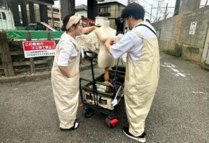 Yûka Eda Instagram - ワンルームエンジェル　最終回ご視聴いただきありがとうございました。

作品と向き合うなかで、届いたらいいなと願っていたこと、でもたとえ届かなくとも最後までやるぞと決めていたことがたくさんありました。
でも、そうした覚悟が杞憂で、こんなにもしっかりと届くのかと、自分自身が信じてやってきたことが大切にしていただけた気がして、皆さんからの愛をたくさんいただいた2ヶ月、間違いなく幸せでした。

終わってしまってさみしい気持ちもありますが、心に残ったやさしい気持ち、これはずっとそばに在るものだと思うので☺️そのあたたかさを共有できたこと、感謝です。

てことで、現場の思い出を振り返って終わろうと思います✊

1 最終話のあるシーン。お刺身の言い方関西弁だったな、気づかなくてごめんね...

2 クランクイン弁当。デザインまでかわいい。よく見ると幸紀と天使の会話。かわいい。

3 俺たちの特殊造形タイガさん。通称タイガーウィング。羽担当。この羽と写真撮影は1枚1000円です(ぼりすぎ)

4 制作の女の子たちがグミを大量に入れたバッグをプレゼントしてくれた。しかし気づいたら私のグミは全員の食べ放題になってた。みんなが幸せならそれでいいです。winwin

5 ミニオンズ？羽部隊。このようにカートでいつも羽は登場していたんだ。

6 プロデューサーお手製のかき氷屋。こういう心意気がね愛だよね。本当に嬉しかった。でもかき氷の日に限って涼しかったね。

7 本当に疲労困憊すぎて左右違う靴を履いて来てしまいました。撮影とは過酷なもの....なの。

8 風強すぎて全員で防風ネットを(意味があったのかわからない)

9 いつも心に幸紀を👼

10 編集中の隙間時間にみんなで作った幸紀Tシャツ。ロゴ雰囲気はMARNIのTシャツを参考にしています。参考にね..

フォルダ見返すとみんなが疲労困憊で死んでいる、倒れている、踊っている写真しかなかった。それをシャッターチャンスと思っている節があり、人が限界を迎えている姿は魅力的。イエス。

かく言う私も数日は40度の熱が下がらず、監督だけは替が効かないという言葉を噛み締めながら解熱剤を流し込む最中、うっかり三途の川見えましたが、振りかえればいい思い出です。(筋トレしな...)

うーんまとまらない。けど幸せだったことは伝わるかな。
全てに感謝🪽出逢えてよかった👼愛
またどこかで✊