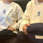 Yûka Eda Instagram - ワンルームエンジェル　最終回ご視聴いただきありがとうございました。 作品と向き合うなかで、届いたらいいなと願っていたこと、でもたとえ届かなくとも最後までやるぞと決めていたことがたくさんありました。 でも、そうした覚悟が杞憂で、こんなにもしっかりと届くのかと、自分自身が信じてやってきたことが大切にしていただけた気がして、皆さんからの愛をたくさんいただいた2ヶ月、間違いなく幸せでした。 終わってしまってさみしい気持ちもありますが、心に残ったやさしい気持ち、これはずっとそばに在るものだと思うので☺️そのあたたかさを共有できたこと、感謝です。 てことで、現場の思い出を振り返って終わろうと思います✊ 1 最終話のあるシーン。お刺身の言い方関西弁だったな、気づかなくてごめんね... 2 クランクイン弁当。デザインまでかわいい。よく見ると幸紀と天使の会話。かわいい。 3 俺たちの特殊造形タイガさん。通称タイガーウィング。羽担当。この羽と写真撮影は1枚1000円です(ぼりすぎ) 4 制作の女の子たちがグミを大量に入れたバッグをプレゼントしてくれた。しかし気づいたら私のグミは全員の食べ放題になってた。みんなが幸せならそれでいいです。winwin 5 ミニオンズ？羽部隊。このようにカートでいつも羽は登場していたんだ。 6 プロデューサーお手製のかき氷屋。こういう心意気がね愛だよね。本当に嬉しかった。でもかき氷の日に限って涼しかったね。 7 本当に疲労困憊すぎて左右違う靴を履いて来てしまいました。撮影とは過酷なもの....なの。 8 風強すぎて全員で防風ネットを(意味があったのかわからない) 9 いつも心に幸紀を👼 10 編集中の隙間時間にみんなで作った幸紀Tシャツ。ロゴ雰囲気はMARNIのTシャツを参考にしています。参考にね.. フォルダ見返すとみんなが疲労困憊で死んでいる、倒れている、踊っている写真しかなかった。それをシャッターチャンスと思っている節があり、人が限界を迎えている姿は魅力的。イエス。 かく言う私も数日は40度の熱が下がらず、監督だけは替が効かないという言葉を噛み締めながら解熱剤を流し込む最中、うっかり三途の川見えましたが、振りかえればいい思い出です。(筋トレしな...) うーんまとまらない。けど幸せだったことは伝わるかな。 全てに感謝🪽出逢えてよかった👼愛 またどこかで✊