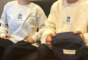 Yûka Eda Instagram - ワンルームエンジェル　最終回ご視聴いただきありがとうございました。

作品と向き合うなかで、届いたらいいなと願っていたこと、でもたとえ届かなくとも最後までやるぞと決めていたことがたくさんありました。
でも、そうした覚悟が杞憂で、こんなにもしっかりと届くのかと、自分自身が信じてやってきたことが大切にしていただけた気がして、皆さんからの愛をたくさんいただいた2ヶ月、間違いなく幸せでした。

終わってしまってさみしい気持ちもありますが、心に残ったやさしい気持ち、これはずっとそばに在るものだと思うので☺️そのあたたかさを共有できたこと、感謝です。

てことで、現場の思い出を振り返って終わろうと思います✊

1 最終話のあるシーン。お刺身の言い方関西弁だったな、気づかなくてごめんね...

2 クランクイン弁当。デザインまでかわいい。よく見ると幸紀と天使の会話。かわいい。

3 俺たちの特殊造形タイガさん。通称タイガーウィング。羽担当。この羽と写真撮影は1枚1000円です(ぼりすぎ)

4 制作の女の子たちがグミを大量に入れたバッグをプレゼントしてくれた。しかし気づいたら私のグミは全員の食べ放題になってた。みんなが幸せならそれでいいです。winwin

5 ミニオンズ？羽部隊。このようにカートでいつも羽は登場していたんだ。

6 プロデューサーお手製のかき氷屋。こういう心意気がね愛だよね。本当に嬉しかった。でもかき氷の日に限って涼しかったね。

7 本当に疲労困憊すぎて左右違う靴を履いて来てしまいました。撮影とは過酷なもの....なの。

8 風強すぎて全員で防風ネットを(意味があったのかわからない)

9 いつも心に幸紀を👼

10 編集中の隙間時間にみんなで作った幸紀Tシャツ。ロゴ雰囲気はMARNIのTシャツを参考にしています。参考にね..

フォルダ見返すとみんなが疲労困憊で死んでいる、倒れている、踊っている写真しかなかった。それをシャッターチャンスと思っている節があり、人が限界を迎えている姿は魅力的。イエス。

かく言う私も数日は40度の熱が下がらず、監督だけは替が効かないという言葉を噛み締めながら解熱剤を流し込む最中、うっかり三途の川見えましたが、振りかえればいい思い出です。(筋トレしな...)

うーんまとまらない。けど幸せだったことは伝わるかな。
全てに感謝🪽出逢えてよかった👼愛
またどこかで✊