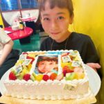 Yûka Eda Instagram - もう11月じゃん 8月の振り返りを構わず載せよう 1 ドラマ「こむぎの満腹記」の原ちゃん。激暑だったね。 2 撮影後にみんなで牧場寄ってアイス食べたんだ 3 うちのぼうやとかき氷。一緒に食べた。 4 写真集が無事発売ってことで三戸ちゃんとみんなでお祝い。行きたかった火鍋屋にいけて満足。 5 夜中までワンルームエンジェルの本打ち。マックを食べてますってわざわざ報告してくるプロデューサー。わけがわからない。スクショした。 6 だいすきるみ姉。Tシャツは俺たちの前ちゃん寿司T 7 まだ1カットも撮ってないのに転んだ撮影初日。情けなくてしばらく立ち上がれなかったんだ。 8 マジで暑いの苦手だから夏の現場は日陰命 9 夜中に小麦を撒き散らすスーパースロー撮影。寝てなさすぎてもう記憶がないよ 10 働すぎて頭がバカになってきたから「まじHELL」Tシャツを着てみた 8月の記憶がもうほぼ暑い撮影撮影撮影！でも坊や🐶とかき氷2回も食べたし、今年の夏はそれだけで満足だった。 働くのも大好きだけどギリギリまで遊んでたい人間なので、今後もそのマインドで🤙 いい作品つくるには人生死ぬ気で遊ばないとだからさ🤙 最高を知らなきゃ最高はうみ出せない🤙 今冬もよろしくお願いします💘