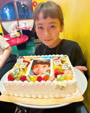 Yûka Eda Instagram - もう11月じゃん
8月の振り返りを構わず載せよう

1 ドラマ「こむぎの満腹記」の原ちゃん。激暑だったね。

2 撮影後にみんなで牧場寄ってアイス食べたんだ

3 うちのぼうやとかき氷。一緒に食べた。

4 写真集が無事発売ってことで三戸ちゃんとみんなでお祝い。行きたかった火鍋屋にいけて満足。

5 夜中までワンルームエンジェルの本打ち。マックを食べてますってわざわざ報告してくるプロデューサー。わけがわからない。スクショした。

6 だいすきるみ姉。Tシャツは俺たちの前ちゃん寿司T

7 まだ1カットも撮ってないのに転んだ撮影初日。情けなくてしばらく立ち上がれなかったんだ。

8 マジで暑いの苦手だから夏の現場は日陰命

9 夜中に小麦を撒き散らすスーパースロー撮影。寝てなさすぎてもう記憶がないよ

10 働すぎて頭がバカになってきたから「まじHELL」Tシャツを着てみた

8月の記憶がもうほぼ暑い撮影撮影撮影！でも坊や🐶とかき氷2回も食べたし、今年の夏はそれだけで満足だった。

働くのも大好きだけどギリギリまで遊んでたい人間なので、今後もそのマインドで🤙
いい作品つくるには人生死ぬ気で遊ばないとだからさ🤙
最高を知らなきゃ最高はうみ出せない🤙

今冬もよろしくお願いします💘