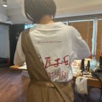Yûka Eda Instagram - もう11月じゃん 8月の振り返りを構わず載せよう 1 ドラマ「こむぎの満腹記」の原ちゃん。激暑だったね。 2 撮影後にみんなで牧場寄ってアイス食べたんだ 3 うちのぼうやとかき氷。一緒に食べた。 4 写真集が無事発売ってことで三戸ちゃんとみんなでお祝い。行きたかった火鍋屋にいけて満足。 5 夜中までワンルームエンジェルの本打ち。マックを食べてますってわざわざ報告してくるプロデューサー。わけがわからない。スクショした。 6 だいすきるみ姉。Tシャツは俺たちの前ちゃん寿司T 7 まだ1カットも撮ってないのに転んだ撮影初日。情けなくてしばらく立ち上がれなかったんだ。 8 マジで暑いの苦手だから夏の現場は日陰命 9 夜中に小麦を撒き散らすスーパースロー撮影。寝てなさすぎてもう記憶がないよ 10 働すぎて頭がバカになってきたから「まじHELL」Tシャツを着てみた 8月の記憶がもうほぼ暑い撮影撮影撮影！でも坊や🐶とかき氷2回も食べたし、今年の夏はそれだけで満足だった。 働くのも大好きだけどギリギリまで遊んでたい人間なので、今後もそのマインドで🤙 いい作品つくるには人生死ぬ気で遊ばないとだからさ🤙 最高を知らなきゃ最高はうみ出せない🤙 今冬もよろしくお願いします💘