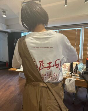 Yûka Eda Instagram - もう11月じゃん
8月の振り返りを構わず載せよう

1 ドラマ「こむぎの満腹記」の原ちゃん。激暑だったね。

2 撮影後にみんなで牧場寄ってアイス食べたんだ

3 うちのぼうやとかき氷。一緒に食べた。

4 写真集が無事発売ってことで三戸ちゃんとみんなでお祝い。行きたかった火鍋屋にいけて満足。

5 夜中までワンルームエンジェルの本打ち。マックを食べてますってわざわざ報告してくるプロデューサー。わけがわからない。スクショした。

6 だいすきるみ姉。Tシャツは俺たちの前ちゃん寿司T

7 まだ1カットも撮ってないのに転んだ撮影初日。情けなくてしばらく立ち上がれなかったんだ。

8 マジで暑いの苦手だから夏の現場は日陰命

9 夜中に小麦を撒き散らすスーパースロー撮影。寝てなさすぎてもう記憶がないよ

10 働すぎて頭がバカになってきたから「まじHELL」Tシャツを着てみた

8月の記憶がもうほぼ暑い撮影撮影撮影！でも坊や🐶とかき氷2回も食べたし、今年の夏はそれだけで満足だった。

働くのも大好きだけどギリギリまで遊んでたい人間なので、今後もそのマインドで🤙
いい作品つくるには人生死ぬ気で遊ばないとだからさ🤙
最高を知らなきゃ最高はうみ出せない🤙

今冬もよろしくお願いします💘