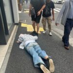 Yûka Eda Instagram - もう11月じゃん 8月の振り返りを構わず載せよう 1 ドラマ「こむぎの満腹記」の原ちゃん。激暑だったね。 2 撮影後にみんなで牧場寄ってアイス食べたんだ 3 うちのぼうやとかき氷。一緒に食べた。 4 写真集が無事発売ってことで三戸ちゃんとみんなでお祝い。行きたかった火鍋屋にいけて満足。 5 夜中までワンルームエンジェルの本打ち。マックを食べてますってわざわざ報告してくるプロデューサー。わけがわからない。スクショした。 6 だいすきるみ姉。Tシャツは俺たちの前ちゃん寿司T 7 まだ1カットも撮ってないのに転んだ撮影初日。情けなくてしばらく立ち上がれなかったんだ。 8 マジで暑いの苦手だから夏の現場は日陰命 9 夜中に小麦を撒き散らすスーパースロー撮影。寝てなさすぎてもう記憶がないよ 10 働すぎて頭がバカになってきたから「まじHELL」Tシャツを着てみた 8月の記憶がもうほぼ暑い撮影撮影撮影！でも坊や🐶とかき氷2回も食べたし、今年の夏はそれだけで満足だった。 働くのも大好きだけどギリギリまで遊んでたい人間なので、今後もそのマインドで🤙 いい作品つくるには人生死ぬ気で遊ばないとだからさ🤙 最高を知らなきゃ最高はうみ出せない🤙 今冬もよろしくお願いします💘