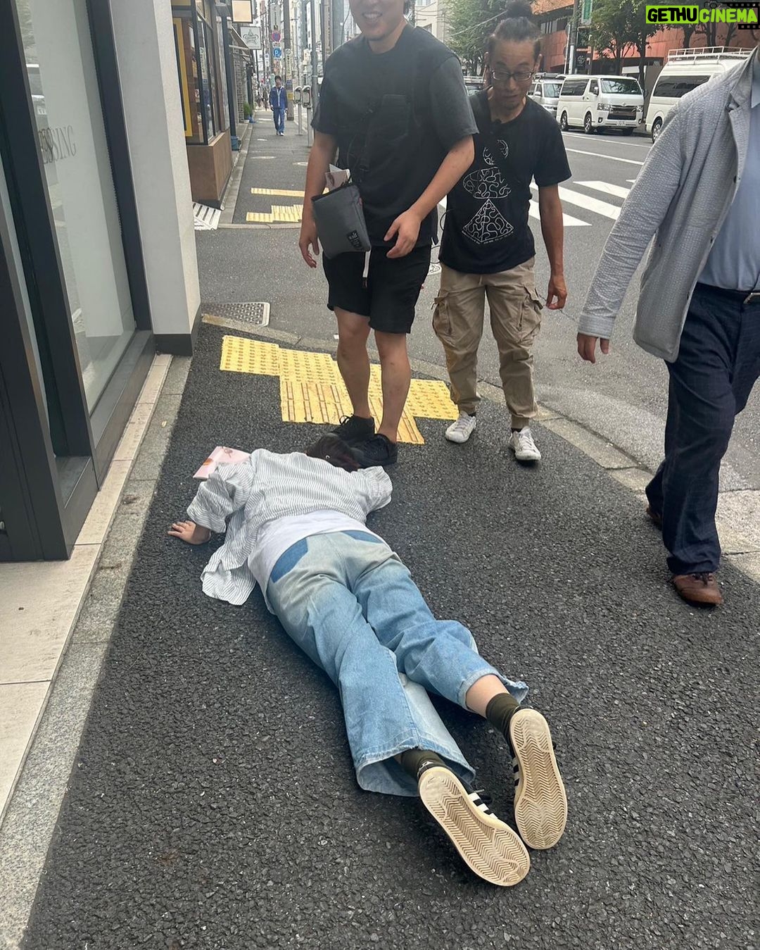 Yûka Eda - 1.2K Likes - もう11月じゃん
8月の振り返りを構わず載せよう
1 ドラマ「こむぎの満腹記」の原ちゃん。激暑だったね。
2 撮影後にみんなで牧場寄ってアイス食べたんだ
3 うちのぼうやとかき氷。一緒に食べた。
4 写真集が無事発売ってことで三戸ちゃんとみんなでお祝い。行きたかった火鍋屋にいけて満足。
5 夜中までワンルームエンジェルの本打ち。マックを食べてますってわざわざ報告してくるプロデューサー。わけがわからない。スクショした。
6 だいすきるみ姉。Tシャツは俺たちの前ちゃん寿司T
7 まだ1カットも撮ってないのに転んだ撮影初日。情けなくてしばらく立ち上がれなかったんだ。
8 マジで暑いの苦手だから夏の現場は日陰命
9 夜中に小麦を撒き散らすスーパースロー撮影。寝てなさすぎてもう記憶がないよ
10 働すぎて頭がバカになってきたから「まじHELL」Tシャツを着てみた
8月の記憶がもうほぼ暑い撮影撮影撮影!でも坊や🐶とかき氷2回も食べたし、今年の夏はそれだけで満足だった。
働くのも大好きだけどギリギリまで遊んでたい人間なので、今後もそのマインドで🤙
いい作品つくるには人生死ぬ気で遊ばないとだからさ🤙
最高を知らなきゃ最高はうみ出せない🤙
今冬もよろしくお願いします💘