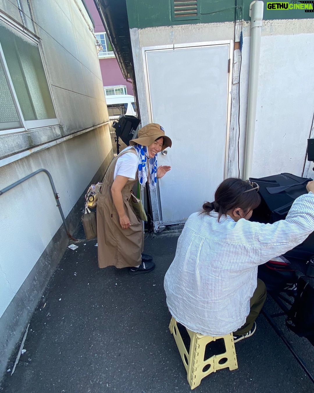Yûka Eda - 1.2K Likes - もう11月じゃん
8月の振り返りを構わず載せよう
1 ドラマ「こむぎの満腹記」の原ちゃん。激暑だったね。
2 撮影後にみんなで牧場寄ってアイス食べたんだ
3 うちのぼうやとかき氷。一緒に食べた。
4 写真集が無事発売ってことで三戸ちゃんとみんなでお祝い。行きたかった火鍋屋にいけて満足。
5 夜中までワンルームエンジェルの本打ち。マックを食べてますってわざわざ報告してくるプロデューサー。わけがわからない。スクショした。
6 だいすきるみ姉。Tシャツは俺たちの前ちゃん寿司T
7 まだ1カットも撮ってないのに転んだ撮影初日。情けなくてしばらく立ち上がれなかったんだ。
8 マジで暑いの苦手だから夏の現場は日陰命
9 夜中に小麦を撒き散らすスーパースロー撮影。寝てなさすぎてもう記憶がないよ
10 働すぎて頭がバカになってきたから「まじHELL」Tシャツを着てみた
8月の記憶がもうほぼ暑い撮影撮影撮影!でも坊や🐶とかき氷2回も食べたし、今年の夏はそれだけで満足だった。
働くのも大好きだけどギリギリまで遊んでたい人間なので、今後もそのマインドで🤙
いい作品つくるには人生死ぬ気で遊ばないとだからさ🤙
最高を知らなきゃ最高はうみ出せない🤙
今冬もよろしくお願いします💘