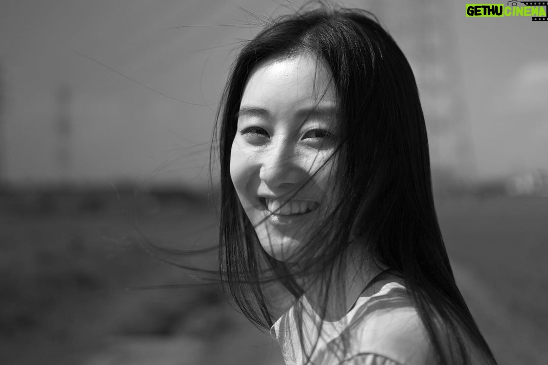 Yûka Eda Instagram - 本日より発売のNikonZ fの撮影とクリエイターモデルを担当しております。 今製品のボディがNikon FM2に近いデザインで作られたデジタル一眼ということで、もともとずっとNikonのフィルムカメラを愛用している自分にとって、違和感のない使い心地や手にフィットする重さ・形で、本当に不思議な感覚になりました。(特にモノクロ機能が本当に素晴らしいです) Z f製品のカタログやHPサイトの写真、またZ fを使用しshort documentaryも製作しております。 そちらは店頭や公式HPなどでご覧いただけますので、是非とも宜しくお願い致します。 #Zf #Nikon #愛しさを形に #nikoncreators #PR