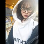 Yūka Murayama Instagram - 黒縁はいつも持ち歩いてます👓 #03 #03년생
