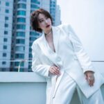 Yao Mi Instagram - 內心豐盈者 • 獨行也如眾 每一天都在戰勝自己 每一年擁有新的體悟 現在不在意他人的言語 更不怕被貼上標籤 嘴巴是他的 生活是我的 管理好我自己 只在意我愛的人 專注於我追逐的事業 無堅不摧的狀態 既坦蕩又瀟灑 #願你們也是如此自在面對自己 我愛我的全部🤍 #管好你們的女朋友 #社會你姚董斬男也斬女 #2023Yaomi Beijing, China