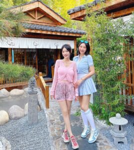 Yao Mi Instagram - 與我的充電寶 @yyyrrr414 一起看 #芭比 心靈覺醒 🩷 要尋找自己存在的價值 要知道自己努力的意義 要突破框架 要活得通透 就像我雖然今天沒去打高爾夫球 但我依然自信穿著 @the.lei.official 套裝🩵 運動時依然可以瀟灑揮桿 平日休閒百搭 出門還不用思考搭配 只要妳不被思想綁架 妳就可以自由為自己做主 🫱🏻‍🫲🏼 #2023Yaomi Beijing