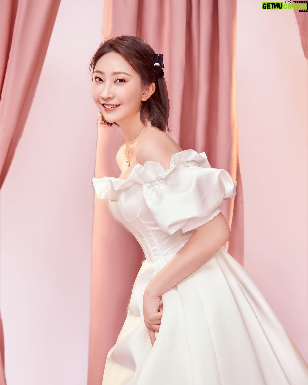 Yao Mi Instagram - 恭喜從心滿一歲囉🥰🙌🏻 @lesourire.dental 生日快樂💕 很開心也很感恩 能擔任從心週年的微笑大使 非常感謝從心美學牙醫的專業技術專,做完 #客製化微笑曲線 自然的貼片,讓我的笑容更自信燦爛,隨性大笑都能抓拍出片🥹 蜜粉們 一同參加從心 8 月生日月的活動 @lesourire.dental 現場有許多美學專案活動和驚喜! 無論男女,我們都該擁有一口健康的牙齒👍🏻 趕緊私訊「從心美學牙醫診所」報名參加。 預約說是姚蜜的蜜粉有另外的㊙️🥰 週年慶活動流程說明: 8/1—8/31 即可參加『從心生日月活動』 📍預約諮詢,現場報到 📍參加現場「拍照及生日月」活動 📍拍攝X光片後專案管理師初步了解狀況 📍醫師親自1對1諮詢,即刻使用專案活動項目 📍確認療程後,預約後續治療預約 指定8/1-8/5預約,更可享VIP專屬活動資格! 現場有限量生日驚喜!等蜜粉來挖寶! 最後我們一起祝福「從心牙醫診所」生日快樂🎂 從心牙醫預約Line:@ lesourire #2023Yaomi