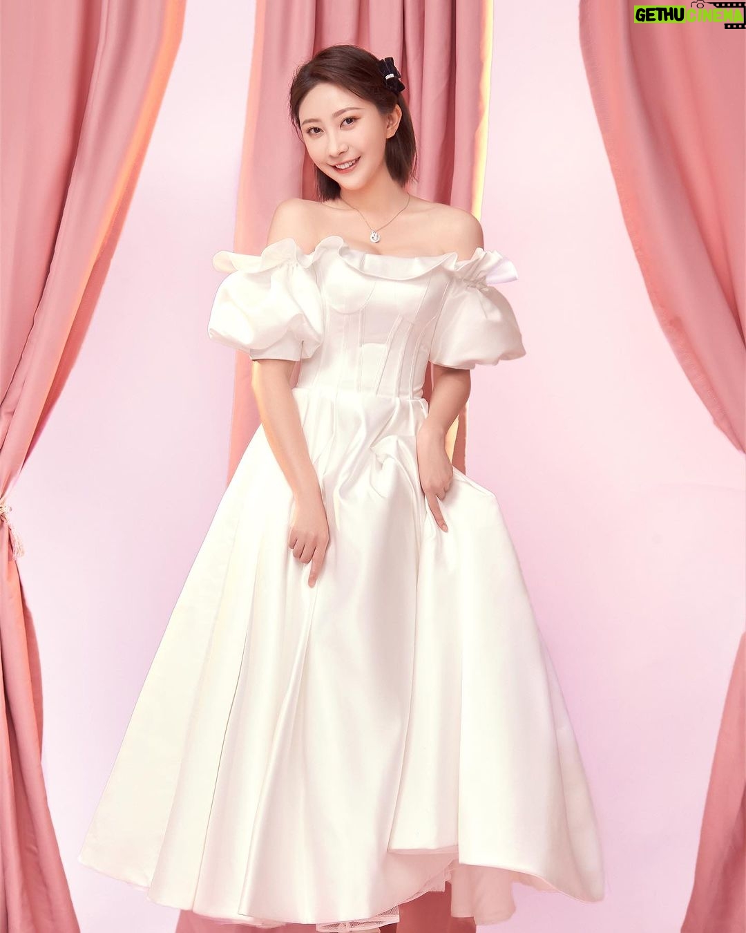 Yao Mi Instagram - 恭喜從心滿一歲囉🥰🙌🏻 @lesourire.dental 生日快樂💕 很開心也很感恩 能擔任從心週年的微笑大使 非常感謝從心美學牙醫的專業技術專,做完 #客製化微笑曲線 自然的貼片,讓我的笑容更自信燦爛,隨性大笑都能抓拍出片🥹 蜜粉們 一同參加從心 8 月生日月的活動 @lesourire.dental 現場有許多美學專案活動和驚喜! 無論男女,我們都該擁有一口健康的牙齒👍🏻 趕緊私訊「從心美學牙醫診所」報名參加。 預約說是姚蜜的蜜粉有另外的㊙️🥰 週年慶活動流程說明: 8/1—8/31 即可參加『從心生日月活動』 📍預約諮詢,現場報到 📍參加現場「拍照及生日月」活動 📍拍攝X光片後專案管理師初步了解狀況 📍醫師親自1對1諮詢,即刻使用專案活動項目 📍確認療程後,預約後續治療預約 指定8/1-8/5預約,更可享VIP專屬活動資格! 現場有限量生日驚喜!等蜜粉來挖寶! 最後我們一起祝福「從心牙醫診所」生日快樂🎂 從心牙醫預約Line:@ lesourire #2023Yaomi