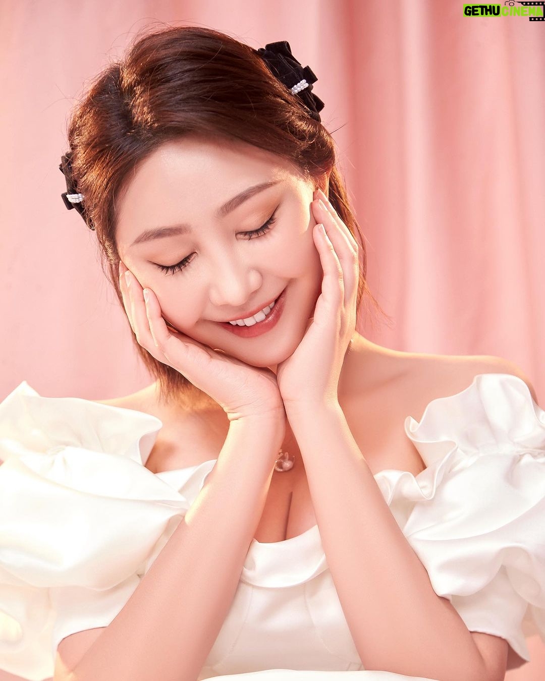 Yao Mi Instagram - 恭喜從心滿一歲囉🥰🙌🏻 @lesourire.dental 生日快樂💕 很開心也很感恩 能擔任從心週年的微笑大使 非常感謝從心美學牙醫的專業技術專,做完 #客製化微笑曲線 自然的貼片,讓我的笑容更自信燦爛,隨性大笑都能抓拍出片🥹 蜜粉們 一同參加從心 8 月生日月的活動 @lesourire.dental 現場有許多美學專案活動和驚喜! 無論男女,我們都該擁有一口健康的牙齒👍🏻 趕緊私訊「從心美學牙醫診所」報名參加。 預約說是姚蜜的蜜粉有另外的㊙️🥰 週年慶活動流程說明: 8/1—8/31 即可參加『從心生日月活動』 📍預約諮詢,現場報到 📍參加現場「拍照及生日月」活動 📍拍攝X光片後專案管理師初步了解狀況 📍醫師親自1對1諮詢,即刻使用專案活動項目 📍確認療程後,預約後續治療預約 指定8/1-8/5預約,更可享VIP專屬活動資格! 現場有限量生日驚喜!等蜜粉來挖寶! 最後我們一起祝福「從心牙醫診所」生日快樂🎂 從心牙醫預約Line:@ lesourire #2023Yaomi