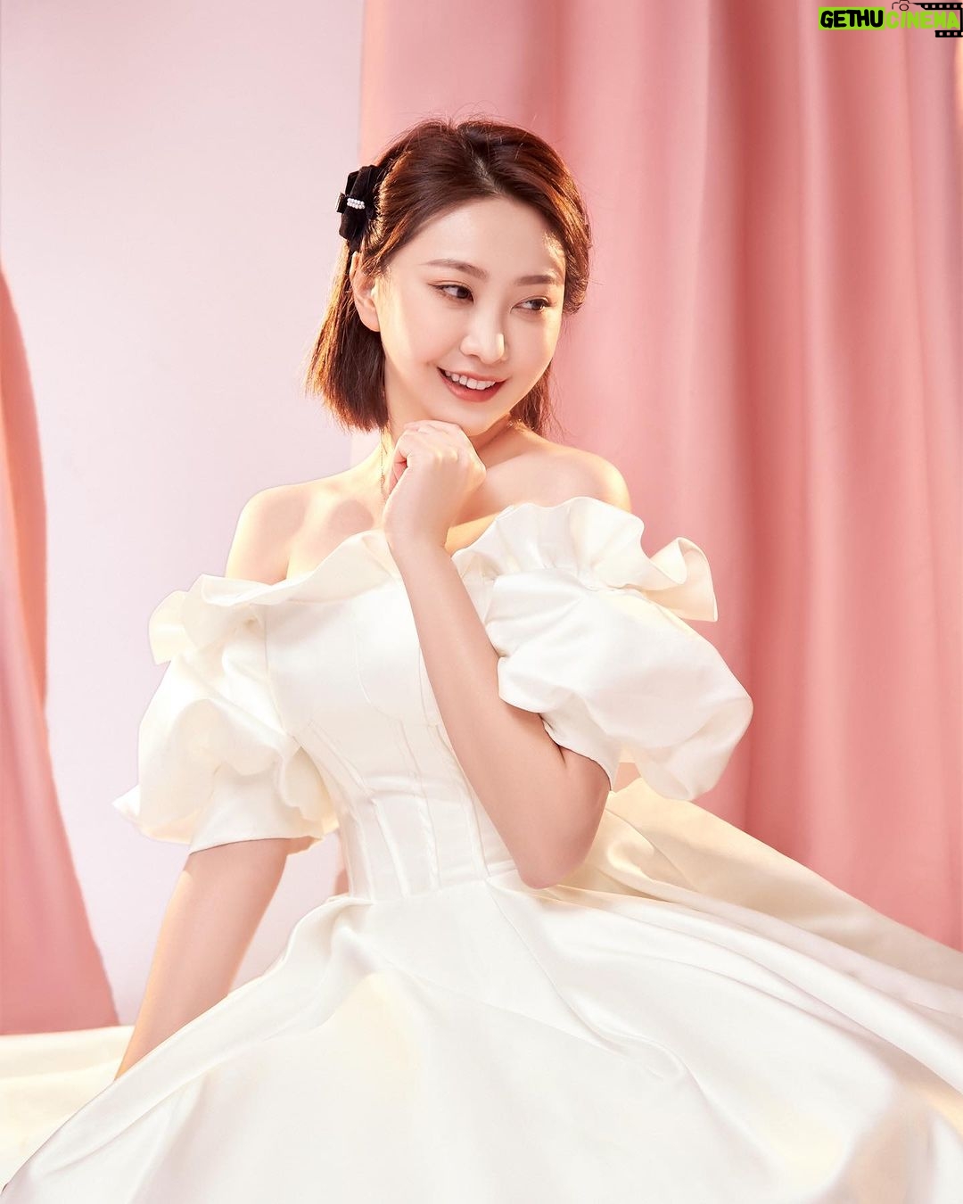 Yao Mi Instagram - 恭喜從心滿一歲囉🥰🙌🏻 @lesourire.dental 生日快樂💕 很開心也很感恩 能擔任從心週年的微笑大使 非常感謝從心美學牙醫的專業技術專,做完 #客製化微笑曲線 自然的貼片,讓我的笑容更自信燦爛,隨性大笑都能抓拍出片🥹 蜜粉們 一同參加從心 8 月生日月的活動 @lesourire.dental 現場有許多美學專案活動和驚喜! 無論男女,我們都該擁有一口健康的牙齒👍🏻 趕緊私訊「從心美學牙醫診所」報名參加。 預約說是姚蜜的蜜粉有另外的㊙️🥰 週年慶活動流程說明: 8/1—8/31 即可參加『從心生日月活動』 📍預約諮詢,現場報到 📍參加現場「拍照及生日月」活動 📍拍攝X光片後專案管理師初步了解狀況 📍醫師親自1對1諮詢,即刻使用專案活動項目 📍確認療程後,預約後續治療預約 指定8/1-8/5預約,更可享VIP專屬活動資格! 現場有限量生日驚喜!等蜜粉來挖寶! 最後我們一起祝福「從心牙醫診所」生日快樂🎂 從心牙醫預約Line:@ lesourire #2023Yaomi