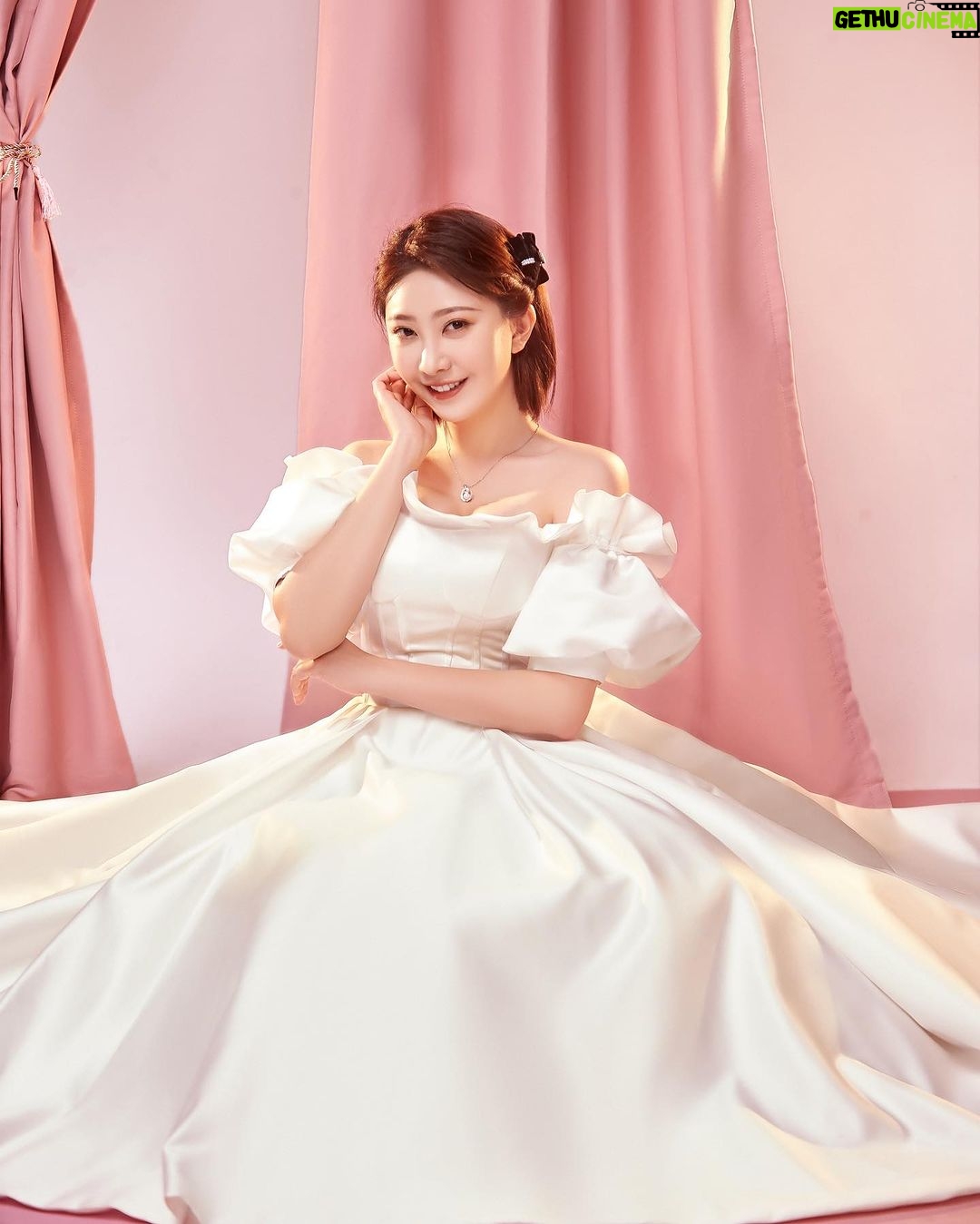 Yao Mi Instagram - 恭喜從心滿一歲囉🥰🙌🏻 @lesourire.dental 生日快樂💕 很開心也很感恩 能擔任從心週年的微笑大使 非常感謝從心美學牙醫的專業技術專,做完 #客製化微笑曲線 自然的貼片,讓我的笑容更自信燦爛,隨性大笑都能抓拍出片🥹 蜜粉們 一同參加從心 8 月生日月的活動 @lesourire.dental 現場有許多美學專案活動和驚喜! 無論男女,我們都該擁有一口健康的牙齒👍🏻 趕緊私訊「從心美學牙醫診所」報名參加。 預約說是姚蜜的蜜粉有另外的㊙️🥰 週年慶活動流程說明: 8/1—8/31 即可參加『從心生日月活動』 📍預約諮詢,現場報到 📍參加現場「拍照及生日月」活動 📍拍攝X光片後專案管理師初步了解狀況 📍醫師親自1對1諮詢,即刻使用專案活動項目 📍確認療程後,預約後續治療預約 指定8/1-8/5預約,更可享VIP專屬活動資格! 現場有限量生日驚喜!等蜜粉來挖寶! 最後我們一起祝福「從心牙醫診所」生日快樂🎂 從心牙醫預約Line:@ lesourire #2023Yaomi