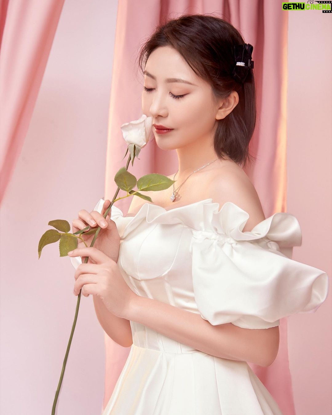 Yao Mi Instagram - 恭喜從心滿一歲囉🥰🙌🏻 @lesourire.dental 生日快樂💕 很開心也很感恩 能擔任從心週年的微笑大使 非常感謝從心美學牙醫的專業技術專,做完 #客製化微笑曲線 自然的貼片,讓我的笑容更自信燦爛,隨性大笑都能抓拍出片🥹 蜜粉們 一同參加從心 8 月生日月的活動 @lesourire.dental 現場有許多美學專案活動和驚喜! 無論男女,我們都該擁有一口健康的牙齒👍🏻 趕緊私訊「從心美學牙醫診所」報名參加。 預約說是姚蜜的蜜粉有另外的㊙️🥰 週年慶活動流程說明: 8/1—8/31 即可參加『從心生日月活動』 📍預約諮詢,現場報到 📍參加現場「拍照及生日月」活動 📍拍攝X光片後專案管理師初步了解狀況 📍醫師親自1對1諮詢,即刻使用專案活動項目 📍確認療程後,預約後續治療預約 指定8/1-8/5預約,更可享VIP專屬活動資格! 現場有限量生日驚喜!等蜜粉來挖寶! 最後我們一起祝福「從心牙醫診所」生日快樂🎂 從心牙醫預約Line:@ lesourire #2023Yaomi