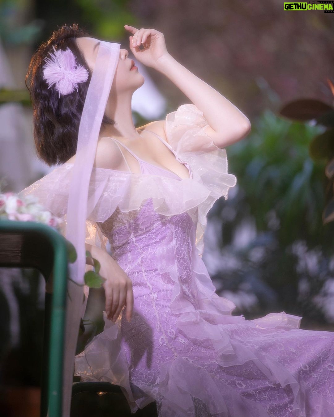 Yao Mi Instagram - #絕世網紅 追完了!!! 來一張絕世網紅感的配圖💜 這部劇很諷刺,也很真實。 當代社會的樣貌,透過戲劇張力,活生生血淋淋的呈現。 有的人看完後,覺得很浮誇? 但可能我有一半的朋友圈是娛樂圈、網紅圈。 對我而言,只是因為不同的人文城市,所以故事背景不同,但所要傳遞訊息「包裝」是一樣的。 其中讓我聯想到好幾群人,她們的社交方式就是一群人約出來拍照,打卡,真實生活毫無交流。 曾經參加過一場生日會,讓我印象深刻,有知名的網紅也有藝人、名媛,大多數彼此不認識,或是僅有一面之緣,這一頓生日餐安安靜靜的吃飯,頂多兩三句的尬聊,最後就是拍照、合照,大家開始認真修圖,手機順時針輪流傳,最後出圖,我感到很震驚,有的人修圖到本人站在你面前,你都不知道是這個人的程度!也讓我明白我不適合這個充滿粉紅泡泡的交友圈。 還要親眼所見所聞這個藝人在化妝間跟別人在抱怨、批評另外一位藝人,結果會看到她在社交平台上,卻在這個藝人的版面上留言「寶寶你好美、好想你、我們什麼時候約會」諸如此類的話、或是上傳照片「#好姐妹 #sister 」 以上,我的內心只有充滿啥小??? 假來假去帶著面具,真的沒必要。 活到老是學到老。 而不是活到老演到老。 活的真實 活的明白 活出自我價值 對於人生才有存在的意義 我也很開心自己的心境 又到了另外一個階段 自在的生活 往小目標與大目標前進 我一直很感動一件事情 很感恩我這僅有的五萬多蜜粉🙏🏻🥹 雖然平時我很少發文,我的貼文也很少有粉絲互動,但是每一次,無論是心靈雞湯還是生活分享、社會事件的感受,我的社群上總是充滿溫暖,不曾有過謾罵,忘記是幾年前時,周遭朋友曾問過,「你都沒有遇過奇怪粉絲攻擊你嗎?」我是真的沒有耶(當然我也希望不要有啦) 我最多遇到攻擊的都是朋友圈與我不熟悉的人? 但嘴巴長在別人身上又能如何呢? 總而言之 繼續前進 爬得越高 走得越遠 你就聽不見一樓的狗叫聲了 🥰 #2023Yaomi Beijing