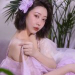 Yao Mi Instagram - #絕世網紅 追完了！！！ 來一張絕世網紅感的配圖💜 這部劇很諷刺，也很真實。 當代社會的樣貌，透過戲劇張力，活生生血淋淋的呈現。 有的人看完後，覺得很浮誇？ 但可能我有一半的朋友圈是娛樂圈、網紅圈。 對我而言，只是因為不同的人文城市，所以故事背景不同，但所要傳遞訊息「包裝」是一樣的。 其中讓我聯想到好幾群人，她們的社交方式就是一群人約出來拍照，打卡，真實生活毫無交流。 曾經參加過一場生日會，讓我印象深刻，有知名的網紅也有藝人、名媛，大多數彼此不認識，或是僅有一面之緣，這一頓生日餐安安靜靜的吃飯，頂多兩三句的尬聊，最後就是拍照、合照，大家開始認真修圖，手機順時針輪流傳，最後出圖，我感到很震驚，有的人修圖到本人站在你面前，你都不知道是這個人的程度！也讓我明白我不適合這個充滿粉紅泡泡的交友圈。 還要親眼所見所聞這個藝人在化妝間跟別人在抱怨、批評另外一位藝人，結果會看到她在社交平台上，卻在這個藝人的版面上留言「寶寶你好美、好想你、我們什麼時候約會」諸如此類的話、或是上傳照片「#好姐妹 #sister 」 以上，我的內心只有充滿啥小？？？ 假來假去帶著面具，真的沒必要。 活到老是學到老。 而不是活到老演到老。 活的真實 活的明白 活出自我價值 對於人生才有存在的意義 我也很開心自己的心境 又到了另外一個階段 自在的生活 往小目標與大目標前進 我一直很感動一件事情 很感恩我這僅有的五萬多蜜粉🙏🏻🥹 雖然平時我很少發文，我的貼文也很少有粉絲互動，但是每一次，無論是心靈雞湯還是生活分享、社會事件的感受，我的社群上總是充滿溫暖，不曾有過謾罵，忘記是幾年前時，周遭朋友曾問過，「你都沒有遇過奇怪粉絲攻擊你嗎？」我是真的沒有耶（當然我也希望不要有啦） 我最多遇到攻擊的都是朋友圈與我不熟悉的人？ 但嘴巴長在別人身上又能如何呢？ 總而言之 繼續前進 爬得越高 走得越遠 你就聽不見一樓的狗叫聲了 🥰 #2023Yaomi Beijing
