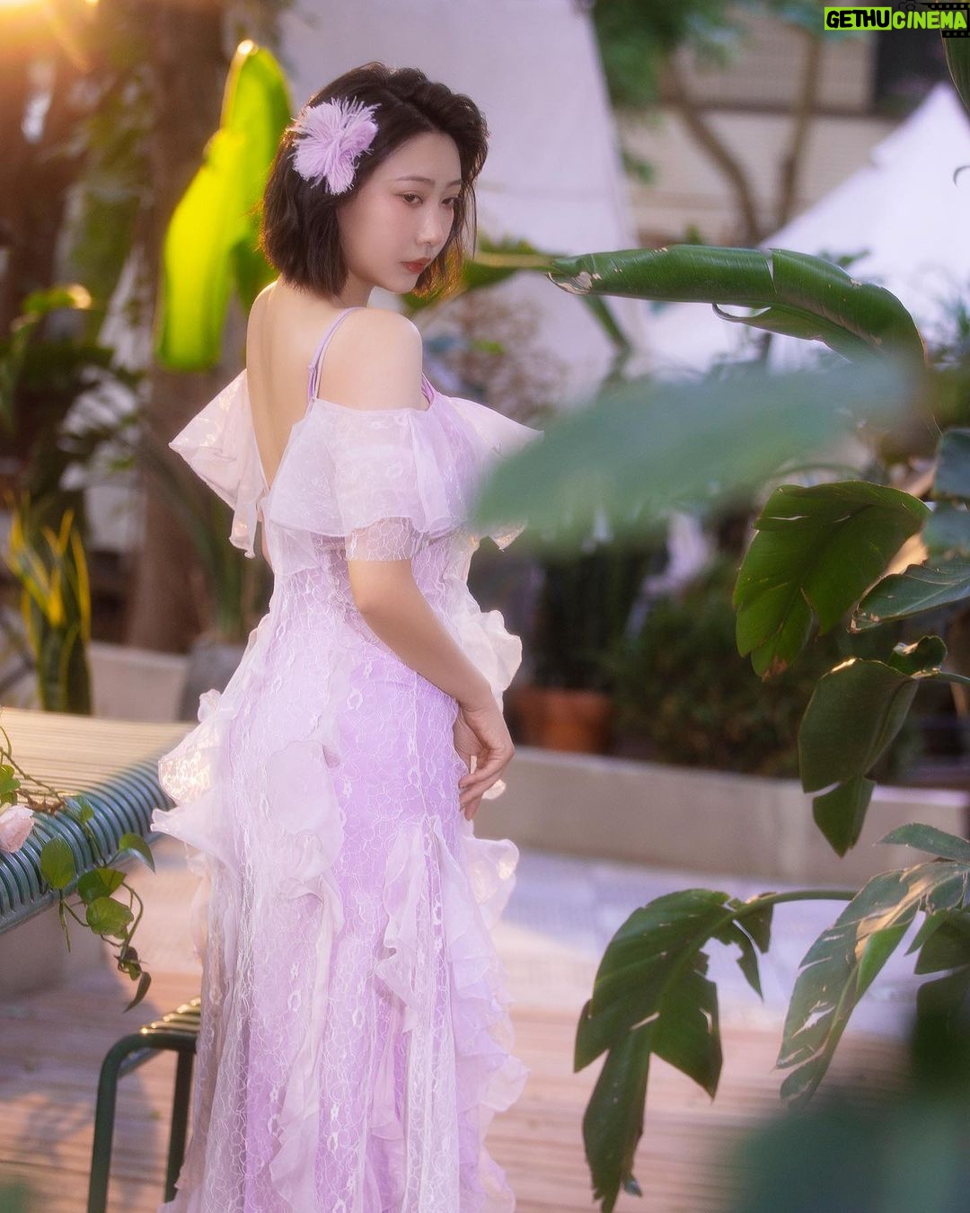 Yao Mi Instagram - #絕世網紅 追完了!!! 來一張絕世網紅感的配圖💜 這部劇很諷刺,也很真實。 當代社會的樣貌,透過戲劇張力,活生生血淋淋的呈現。 有的人看完後,覺得很浮誇? 但可能我有一半的朋友圈是娛樂圈、網紅圈。 對我而言,只是因為不同的人文城市,所以故事背景不同,但所要傳遞訊息「包裝」是一樣的。 其中讓我聯想到好幾群人,她們的社交方式就是一群人約出來拍照,打卡,真實生活毫無交流。 曾經參加過一場生日會,讓我印象深刻,有知名的網紅也有藝人、名媛,大多數彼此不認識,或是僅有一面之緣,這一頓生日餐安安靜靜的吃飯,頂多兩三句的尬聊,最後就是拍照、合照,大家開始認真修圖,手機順時針輪流傳,最後出圖,我感到很震驚,有的人修圖到本人站在你面前,你都不知道是這個人的程度!也讓我明白我不適合這個充滿粉紅泡泡的交友圈。 還要親眼所見所聞這個藝人在化妝間跟別人在抱怨、批評另外一位藝人,結果會看到她在社交平台上,卻在這個藝人的版面上留言「寶寶你好美、好想你、我們什麼時候約會」諸如此類的話、或是上傳照片「#好姐妹 #sister 」 以上,我的內心只有充滿啥小??? 假來假去帶著面具,真的沒必要。 活到老是學到老。 而不是活到老演到老。 活的真實 活的明白 活出自我價值 對於人生才有存在的意義 我也很開心自己的心境 又到了另外一個階段 自在的生活 往小目標與大目標前進 我一直很感動一件事情 很感恩我這僅有的五萬多蜜粉🙏🏻🥹 雖然平時我很少發文,我的貼文也很少有粉絲互動,但是每一次,無論是心靈雞湯還是生活分享、社會事件的感受,我的社群上總是充滿溫暖,不曾有過謾罵,忘記是幾年前時,周遭朋友曾問過,「你都沒有遇過奇怪粉絲攻擊你嗎?」我是真的沒有耶(當然我也希望不要有啦) 我最多遇到攻擊的都是朋友圈與我不熟悉的人? 但嘴巴長在別人身上又能如何呢? 總而言之 繼續前進 爬得越高 走得越遠 你就聽不見一樓的狗叫聲了 🥰 #2023Yaomi Beijing