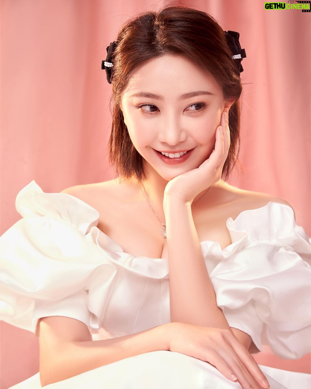 Yao Mi Instagram - 恭喜從心滿一歲囉🥰🙌🏻 @lesourire.dental 生日快樂💕 很開心也很感恩 能擔任從心週年的微笑大使 非常感謝從心美學牙醫的專業技術專,做完 #客製化微笑曲線 自然的貼片,讓我的笑容更自信燦爛,隨性大笑都能抓拍出片🥹 蜜粉們 一同參加從心 8 月生日月的活動 @lesourire.dental 現場有許多美學專案活動和驚喜! 無論男女,我們都該擁有一口健康的牙齒👍🏻 趕緊私訊「從心美學牙醫診所」報名參加。 預約說是姚蜜的蜜粉有另外的㊙️🥰 週年慶活動流程說明: 8/1—8/31 即可參加『從心生日月活動』 📍預約諮詢,現場報到 📍參加現場「拍照及生日月」活動 📍拍攝X光片後專案管理師初步了解狀況 📍醫師親自1對1諮詢,即刻使用專案活動項目 📍確認療程後,預約後續治療預約 指定8/1-8/5預約,更可享VIP專屬活動資格! 現場有限量生日驚喜!等蜜粉來挖寶! 最後我們一起祝福「從心牙醫診所」生日快樂🎂 從心牙醫預約Line:@ lesourire #2023Yaomi