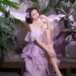 Yao Mi Instagram - #絕世網紅 追完了！！！ 來一張絕世網紅感的配圖💜 這部劇很諷刺，也很真實。 當代社會的樣貌，透過戲劇張力，活生生血淋淋的呈現。 有的人看完後，覺得很浮誇？ 但可能我有一半的朋友圈是娛樂圈、網紅圈。 對我而言，只是因為不同的人文城市，所以故事背景不同，但所要傳遞訊息「包裝」是一樣的。 其中讓我聯想到好幾群人，她們的社交方式就是一群人約出來拍照，打卡，真實生活毫無交流。 曾經參加過一場生日會，讓我印象深刻，有知名的網紅也有藝人、名媛，大多數彼此不認識，或是僅有一面之緣，這一頓生日餐安安靜靜的吃飯，頂多兩三句的尬聊，最後就是拍照、合照，大家開始認真修圖，手機順時針輪流傳，最後出圖，我感到很震驚，有的人修圖到本人站在你面前，你都不知道是這個人的程度！也讓我明白我不適合這個充滿粉紅泡泡的交友圈。 還要親眼所見所聞這個藝人在化妝間跟別人在抱怨、批評另外一位藝人，結果會看到她在社交平台上，卻在這個藝人的版面上留言「寶寶你好美、好想你、我們什麼時候約會」諸如此類的話、或是上傳照片「#好姐妹 #sister 」 以上，我的內心只有充滿啥小？？？ 假來假去帶著面具，真的沒必要。 活到老是學到老。 而不是活到老演到老。 活的真實 活的明白 活出自我價值 對於人生才有存在的意義 我也很開心自己的心境 又到了另外一個階段 自在的生活 往小目標與大目標前進 我一直很感動一件事情 很感恩我這僅有的五萬多蜜粉🙏🏻🥹 雖然平時我很少發文，我的貼文也很少有粉絲互動，但是每一次，無論是心靈雞湯還是生活分享、社會事件的感受，我的社群上總是充滿溫暖，不曾有過謾罵，忘記是幾年前時，周遭朋友曾問過，「你都沒有遇過奇怪粉絲攻擊你嗎？」我是真的沒有耶（當然我也希望不要有啦） 我最多遇到攻擊的都是朋友圈與我不熟悉的人？ 但嘴巴長在別人身上又能如何呢？ 總而言之 繼續前進 爬得越高 走得越遠 你就聽不見一樓的狗叫聲了 🥰 #2023Yaomi Beijing