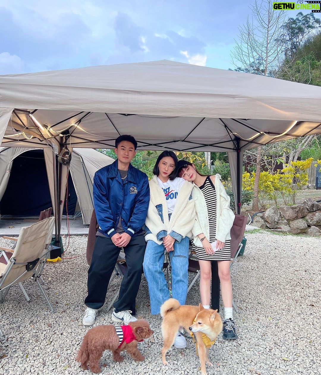 Yao Mi Instagram - Quality time with family ⛺️ 最後一天的假期留給家人們 一起享靜靜 @cozy.glamping 家人與知己、美食與露營 感受四倍的快樂 外甥叫我阿姨 姪女叫我姑姑 希望我下次回台北 你們不會讓我晉升為姨婆跟姑婆 😵💫🫶🏻 來露營還能吃到 #最強可麗露 另外還有新品搶先吃 當場發瘋 好吃到很過分啦OMG @sam_liu_chef 🤩🙌🏻 露營充電 一掃疲倦 回北京繼續當小蜜蜂🐝 #2023Yaomi #享靜靜 #露營 享靜靜露營區 Cozy Glamping