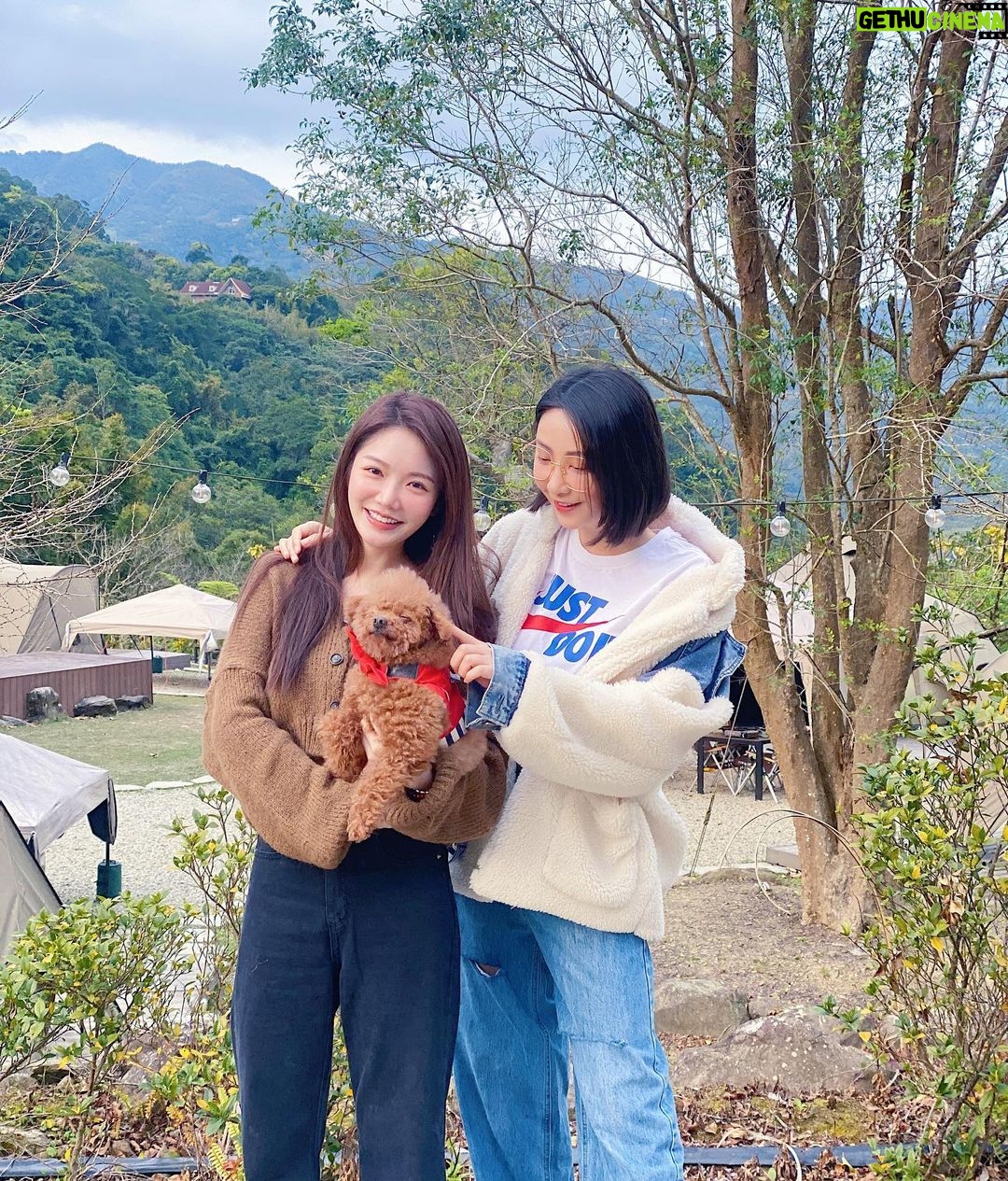 Yao Mi Instagram - Quality time with family ⛺️ 最後一天的假期留給家人們 一起享靜靜 @cozy.glamping 家人與知己、美食與露營 感受四倍的快樂 外甥叫我阿姨 姪女叫我姑姑 希望我下次回台北 你們不會讓我晉升為姨婆跟姑婆 😵💫🫶🏻 來露營還能吃到 #最強可麗露 另外還有新品搶先吃 當場發瘋 好吃到很過分啦OMG @sam_liu_chef 🤩🙌🏻 露營充電 一掃疲倦 回北京繼續當小蜜蜂🐝 #2023Yaomi #享靜靜 #露營 享靜靜露營區 Cozy Glamping