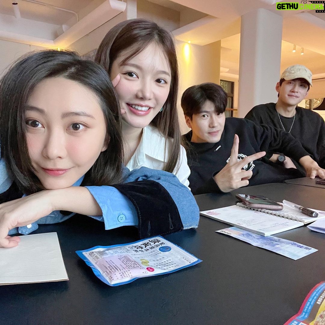 Yao Mi Instagram - 充電·沈澱 這陣子與友人們一同進修12天的表演課 感謝屏風精神 讓我們學會愛上心中的藝術 擁有這精彩的12天 繼續堅持奮鬥在這條道路上 Do it Don’t show it 🐝 謝謝導演無私的分享 @lee_sven 謝謝一同努力的夥伴們 @yyyrrr414 @rossbesmiling @tim_love_mymom #2023Yaomi #dramayaomi 屏風表演班