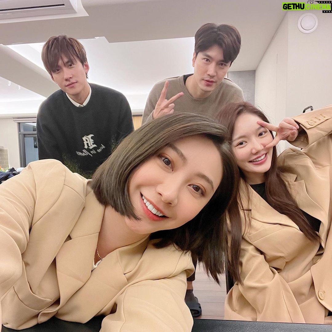 Yao Mi Instagram - 充電·沈澱 這陣子與友人們一同進修12天的表演課 感謝屏風精神 讓我們學會愛上心中的藝術 擁有這精彩的12天 繼續堅持奮鬥在這條道路上 Do it Don’t show it 🐝 謝謝導演無私的分享 @lee_sven 謝謝一同努力的夥伴們 @yyyrrr414 @rossbesmiling @tim_love_mymom #2023Yaomi #dramayaomi 屏風表演班