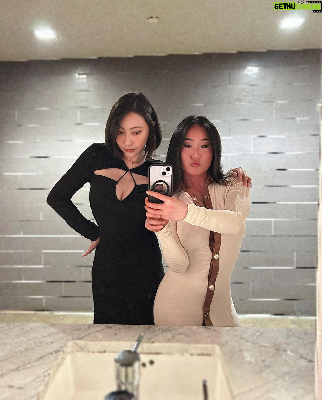 Yao Mi Instagram - 這一趟的美國之旅 重新啟動了自己 跟我過去以往的旅程很不同 以前一天喜歡從早到晚排滿行程 最瘋狂時 一天安排吃7餐 每天一定要規劃去4個景點 所以整趟都在趕路、拍照、打卡 曾幾何時 旅行因為被社群控制了? 變成為了分享而分享? 這不是我要的 所以這一次我放慢腳步 用心感受每一陣風、每ㄧ片風景 生活若感到了壓抑 就到遠方尋求困境的解析 大自然永遠是最好的治癒 其中舊金山行最溫暖的事 是與多年未見的高中摯友遇見 @sammy_h33 一同回憶高中過去又再次創造新的回憶 還記得高中時期就讀表演科系 老師會拿許多國外的影劇教材給我們當範本參考、練習 例如:High School Musical、The Phantom of the Opera、West Side Story、Dance Queen等等 因此在腦海裡刻下了 「美國對我來說是很遙遠的距離」 加上我英語能力不足 「美國從來都不是我旅遊的選擇」 終於有所突破!成功解鎖了🔓 這一趟 去了洛杉磯、拉斯維加斯、舊金山 感受到了自由、豐富、多彩的美國 刷新了三觀 這世界的每一個角落是那麼的不一樣 空了就多出去遊走、看看世界 原本期待來一場異國豔遇 沒想到 最後遇見的是新的自己 #2023Yaomi San Francisco, California
